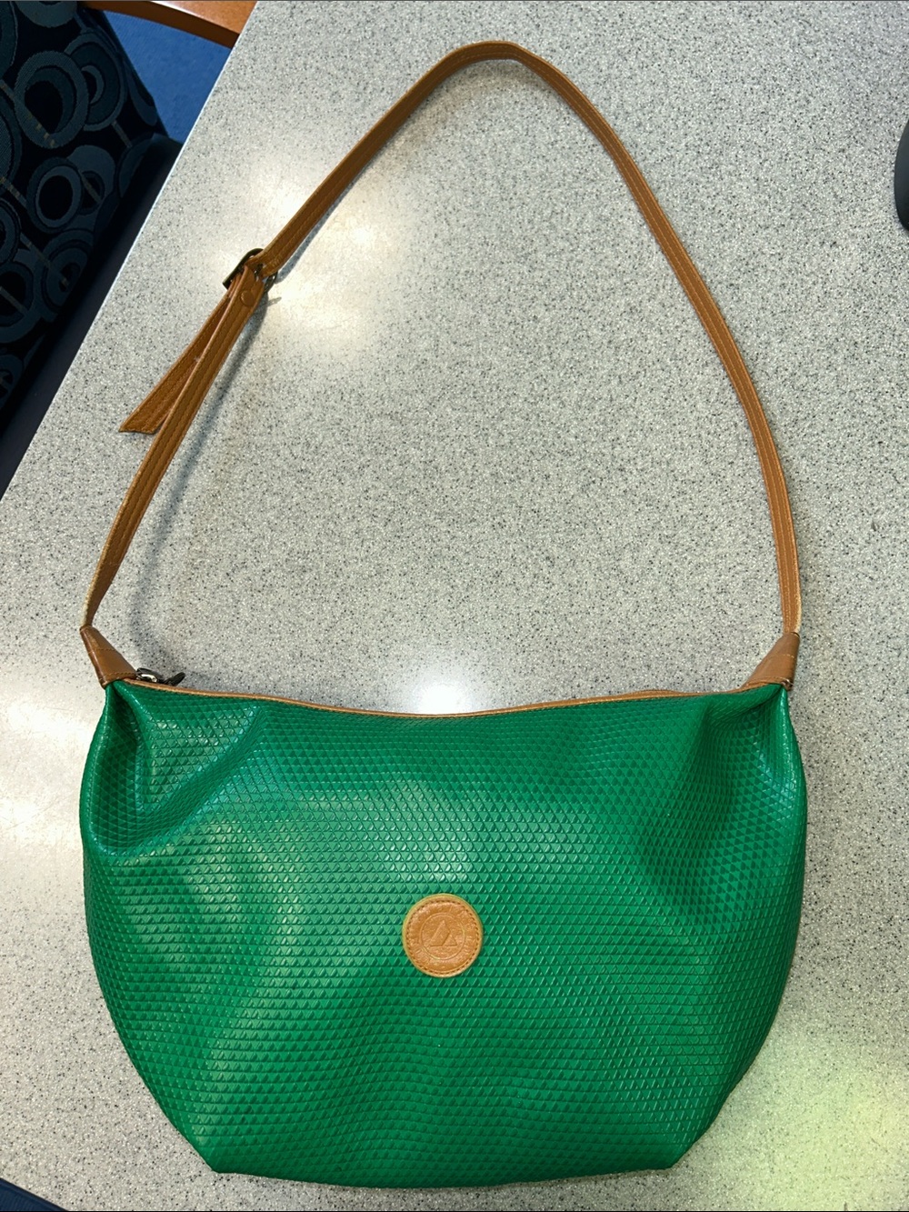 RARE VTG LIZ CLAIBORNE Large crescent crossbody/Shoulder Bag Green - Tan Trim